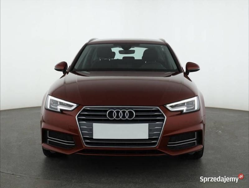 Używany Audi A4 2018 Bordowy Kombi