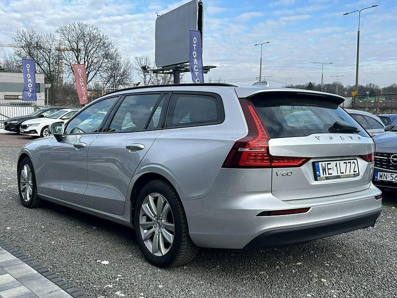Używany Volvo V60 150 KM (110 kW) 2020 Srebrny (metalik) Kombi