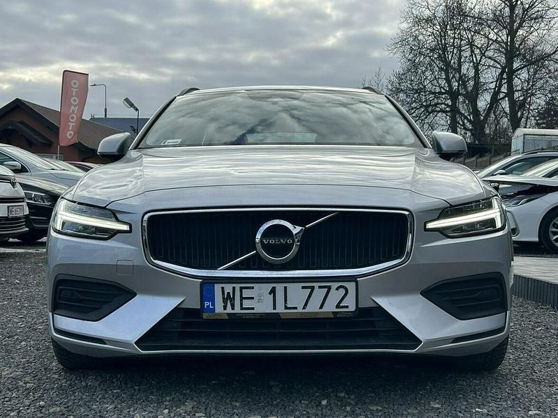 Używany Volvo V60 150 KM (110 kW) 2020 Srebrny (metalik) Kombi
