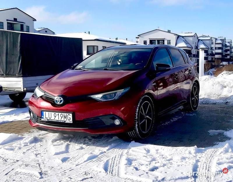 Używany Toyota Auris Hybrid 2017 Bordowy Hatchback