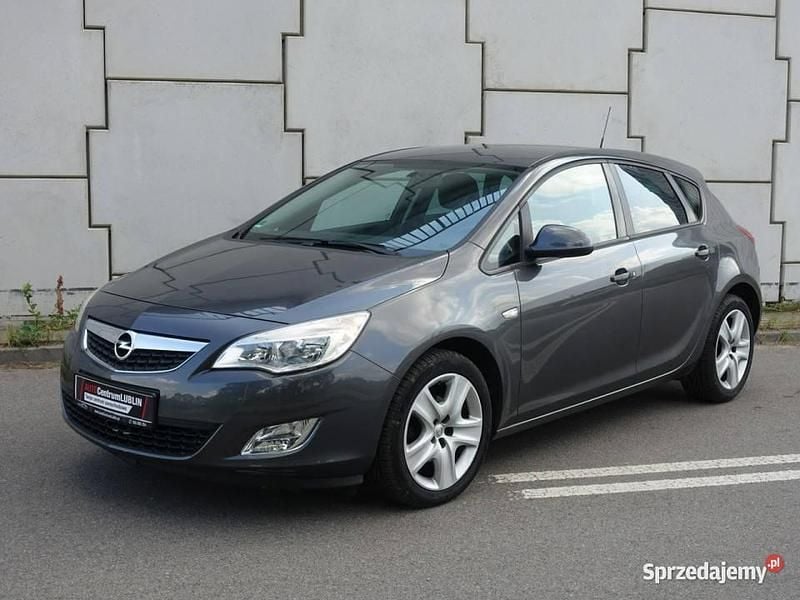 Grafitowy (metalik) Używany 2011 Opel Astra Hatchback | 19 900 zł (Dobra cena) - Obraz 1/4