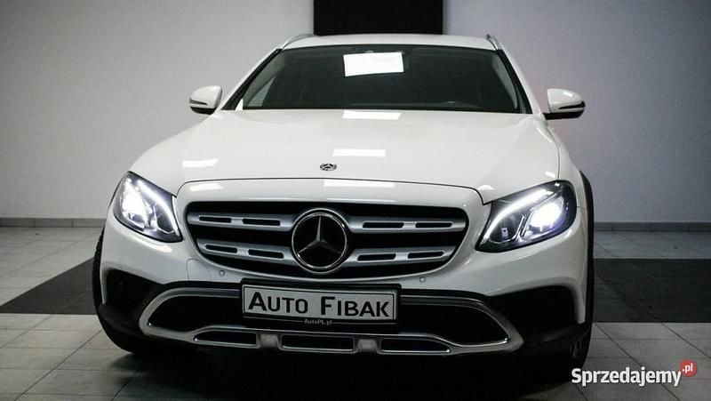 Biały Używany 2019 Mercedes E220 All-Terrain Kombi | 141 500 zł - Obraz 1/4