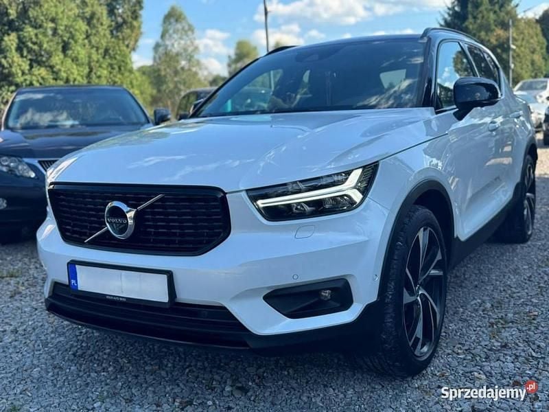 Biały (metalik, perła) Używany 2018 Volvo XC40 R-Design SUV | 97 900 zł (Uczciwa cena) - Obraz 1/4