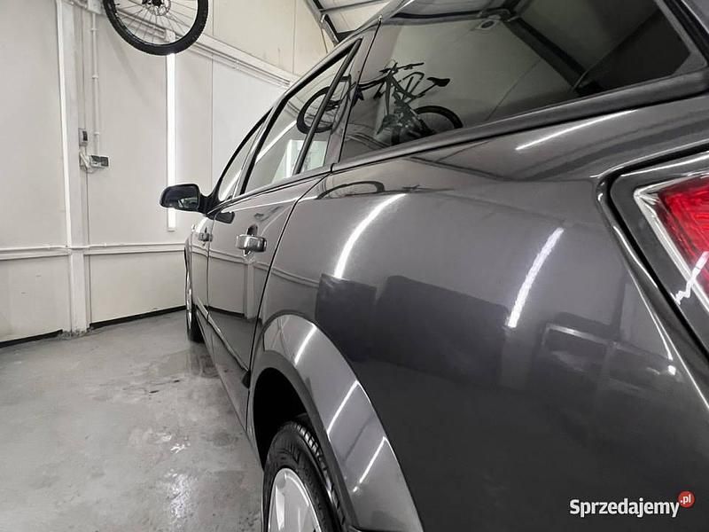 Używany Opel Astra 101 KM (74 kW) 2010 Grafitowy Sedan/Limuzyna