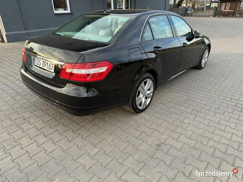Używany Mercedes E200 184 KM (135 kW) 2011 Czarny Sedan/Limuzyna