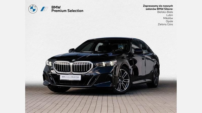 Czarny szafir metalizowany Używany 2024 BMW 520 Comfort Edition Sedan/Limuzyna | 234 900 zł (Super Cena) - Obraz 1/3