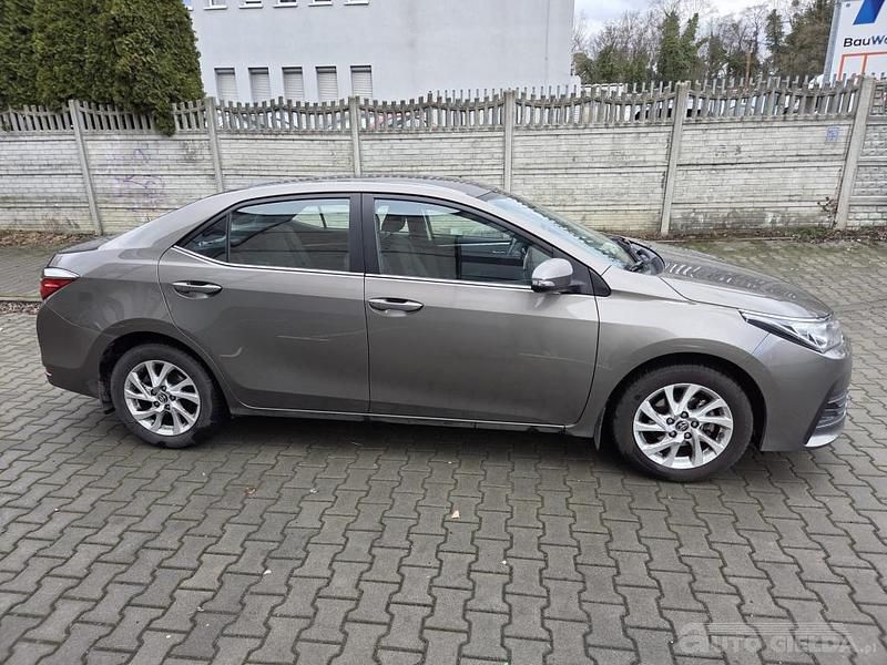 Używany Toyota Corolla 132 KM (97 kW) 2017 Brąz Sedan/Limuzyna