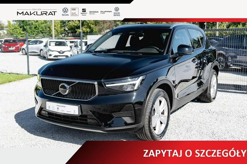 Czarny Używany 2022 Volvo XC40 Core SUV | 132 850 zł (Uczciwa cena) - Obraz 1/4