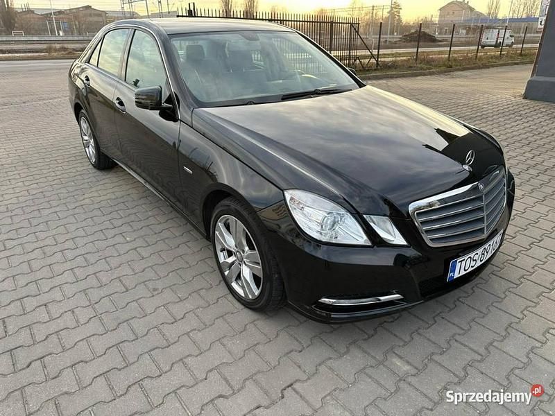 Używany Mercedes E200 184 KM (135 kW) 2011 Czarny Sedan/Limuzyna