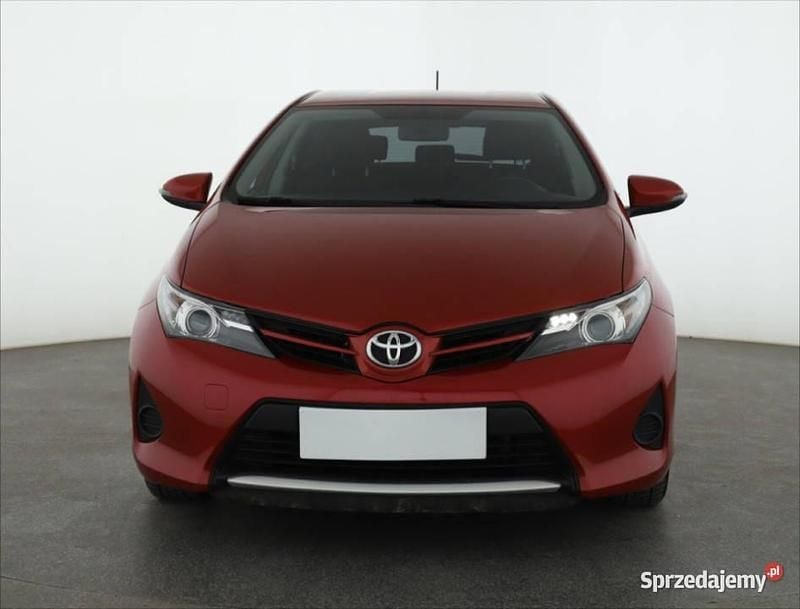 Używany Toyota Auris 2013 Czerwony Hatchback