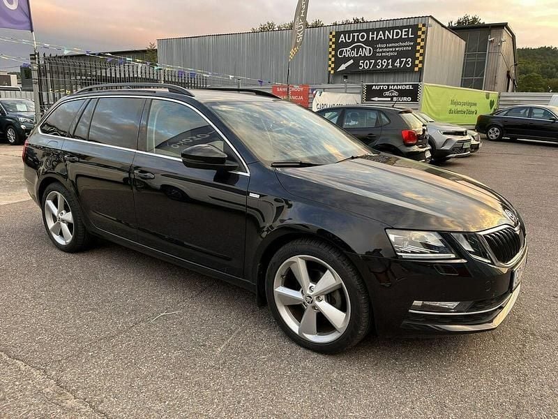 Czarny Używany 2017 Skoda Octavia Kombi | 54 999 zł (Dobra cena) - Obraz 1/4