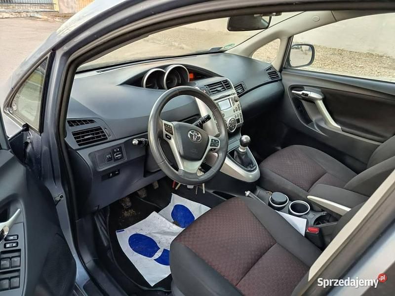 Używany Toyota Verso 132 KM (97 kW) 2011 Szary Minivan