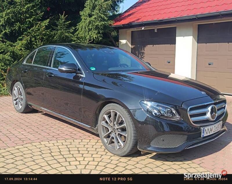 Czarny Używany 2018 Mercedes E220 Business Sedan/Limuzyna | 89 990 zł (Uczciwa cena) - Obraz 1/4