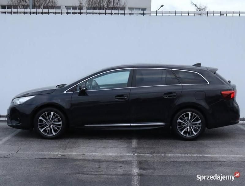 Używany Toyota Avensis 143 KM (105 kW) 2016 Czarny Kombi