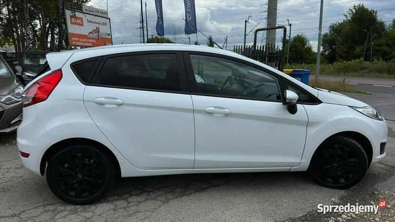 Biały Używany 2015 Ford Fiesta Hatchback | 20 900 zł (Uczciwa cena) - Obraz 1/4