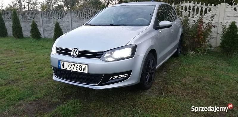 Srebrny Używany 2012 VW Polo Sedan/Limuzyna | 18 000 zł (Uczciwa cena) - Obraz 1/4