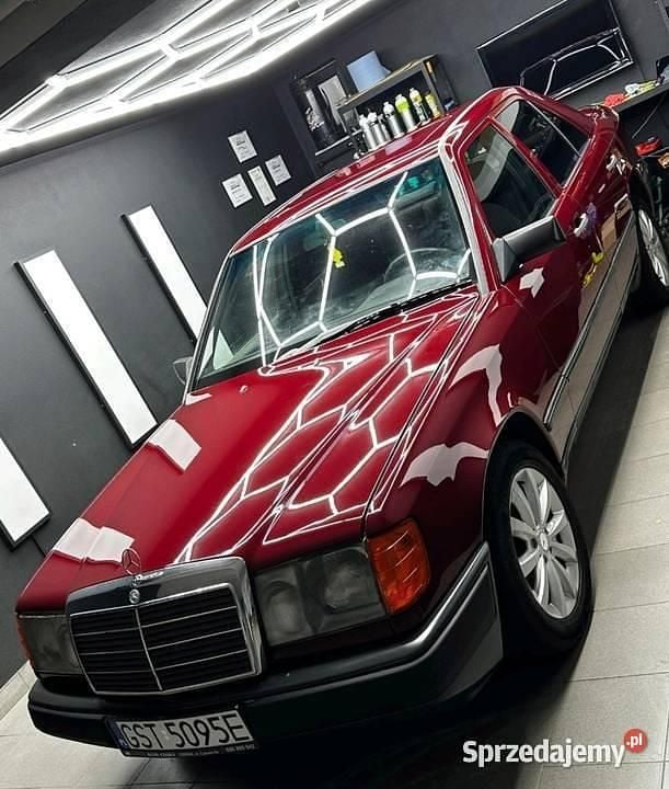 Używany 1989 Mercedes E230 | 50 000 zł - Obraz 1/4