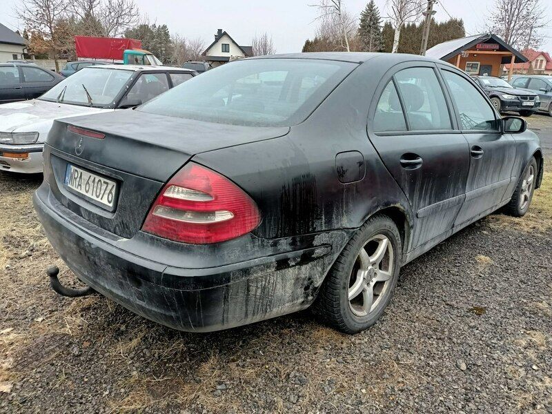 Używany Mercedes E220 102 KM (75 kW) 2005 Czarny Sedan/Limuzyna