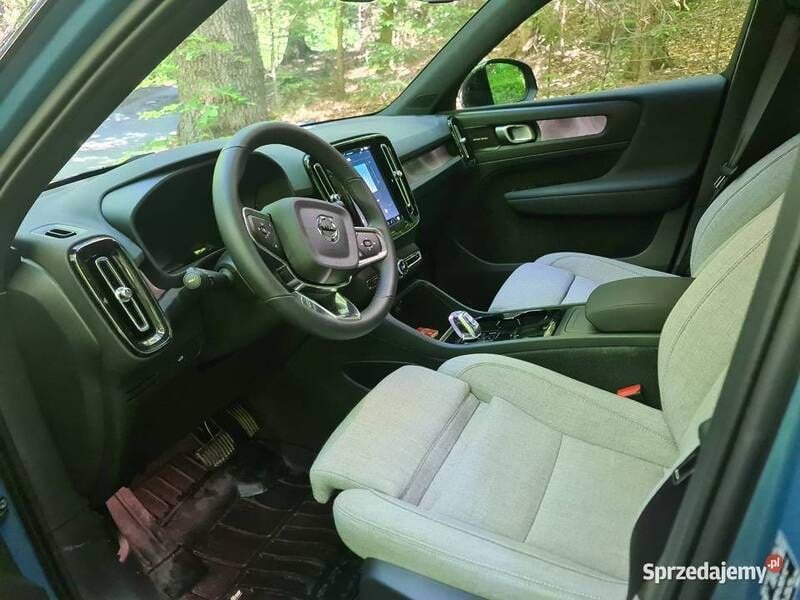 Niebieski Używany 2022 Volvo XC40 SUV | 159 999 zł - Obraz 1/4