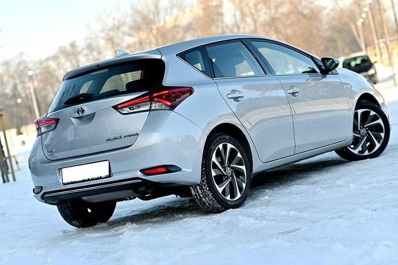 Używany Toyota Auris Hybrid 99 KM (72 kW) 2017 Srebrny (metalik) Hatchback
