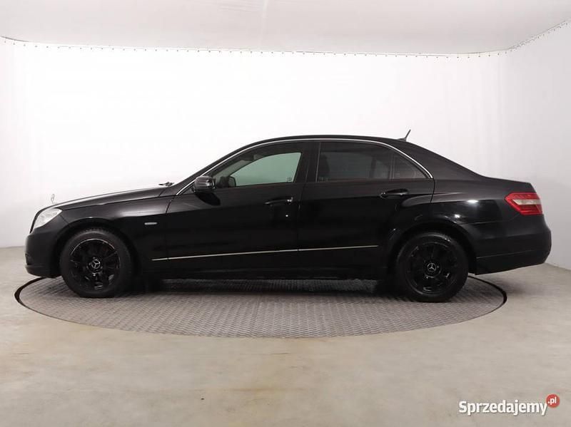 Używany Mercedes E200 2011 Czarny Sedan/Limuzyna