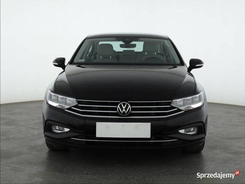 Czarny Używany 2022 VW Passat Sedan/Limuzyna | 99 999 zł (Uczciwa cena) - Obraz 1/4
