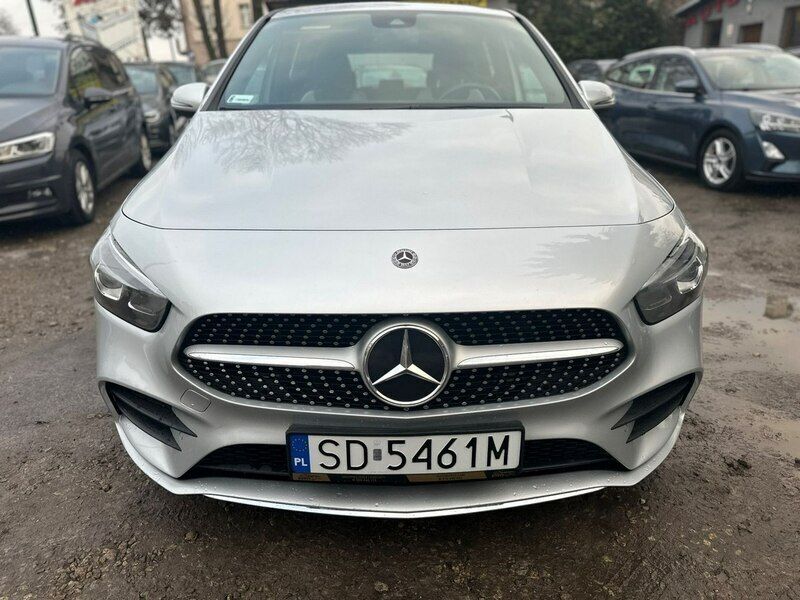 Używany Mercedes B200 163 KM (119 kW) 2019 Srebrny (metalik) Minivan