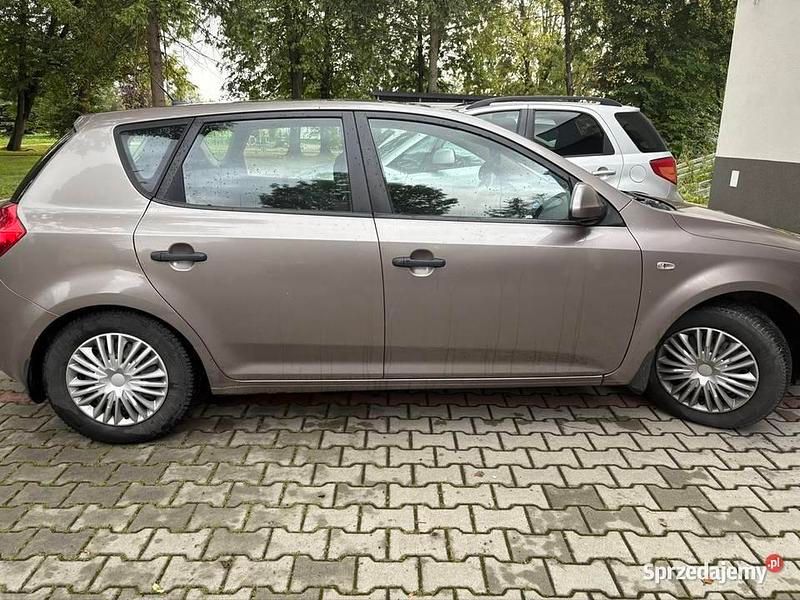 Złoty Używany 2008 Kia Ceed 2 Hatchback | 10 500 zł (Dobra cena) - Obraz 1/4