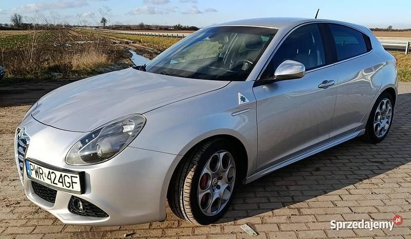 Srebrny Używany 2010 Alfa Romeo Giulietta Quadrifoglio Verde Hatchback | 37 500 zł (Dość drogi) - Obraz 1/4