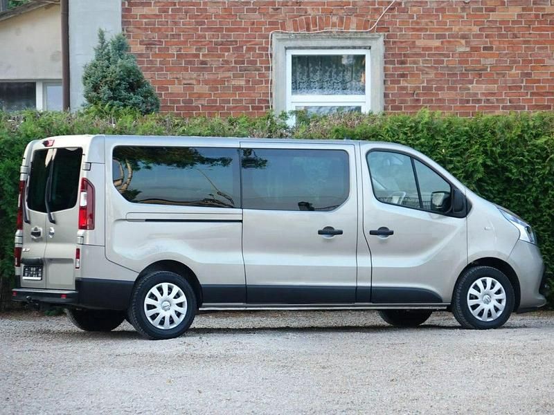 Używany Renault Trafic 125 KM (91 kW) 2017 Złoty (metalik) Minivan