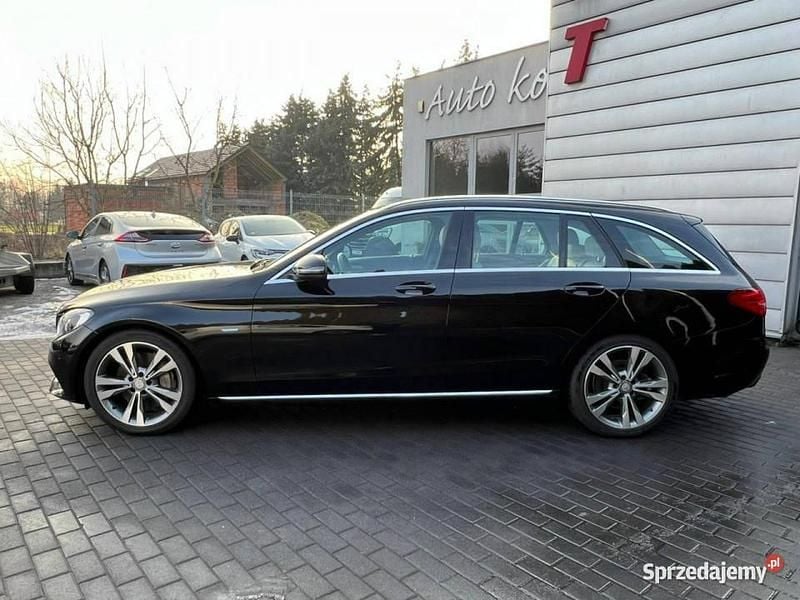 Czarny Używany 2016 Mercedes C350e Avantgarde Kombi | 59 500 zł - Obraz 1/4