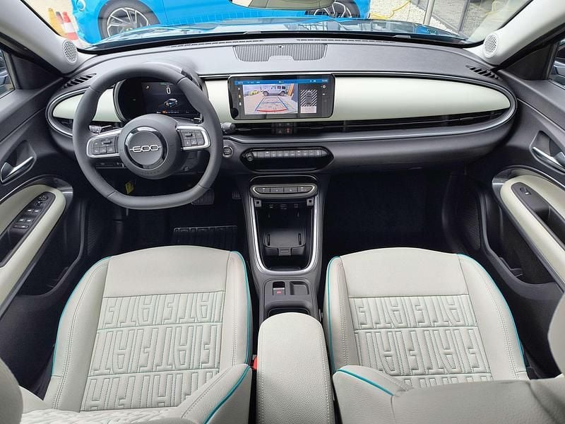 Nowe Fiat 600E La Prima 114 kW (156 KM) 2025 Lakier metalizowany zielony mare Hatchback