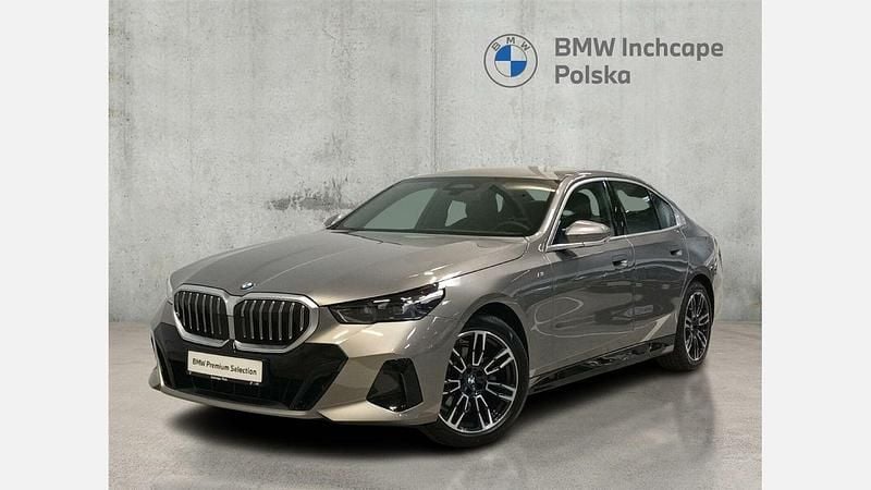 Oxid grey ii metallic metalizowany Używany 2024 BMW 520 Comfort Edition Sedan/Limuzyna | 274 900 zł (Dość drogi) - Obraz 1/3