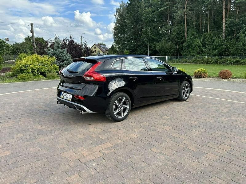 Używany Volvo V40 120 KM (88 kW) 2015 Czarny (metalik) Kombi