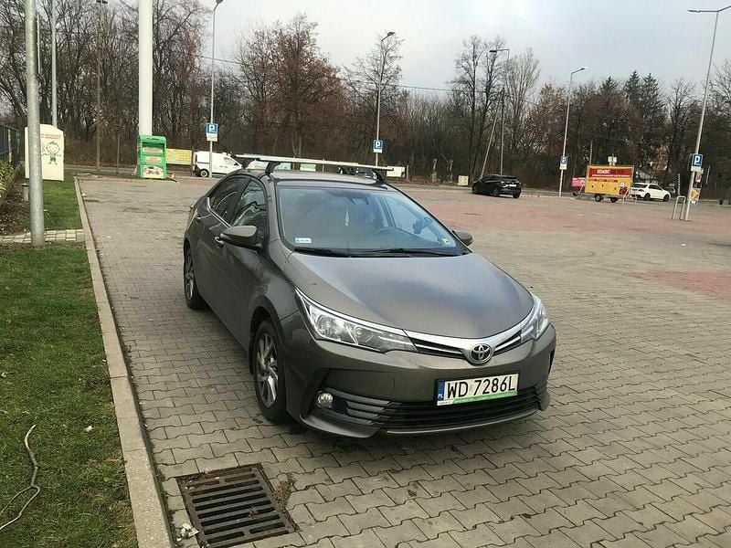 Używany Toyota Corolla 132 KM (97 kW) 2016 Brązowobeżowy Sedan/Limuzyna