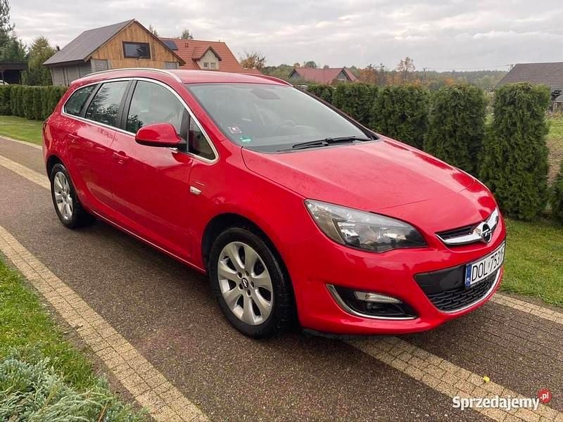 Czerwony Używany 2014 Opel Astra Kombi | 19 800 zł (Dobra cena) - Obraz 1/4