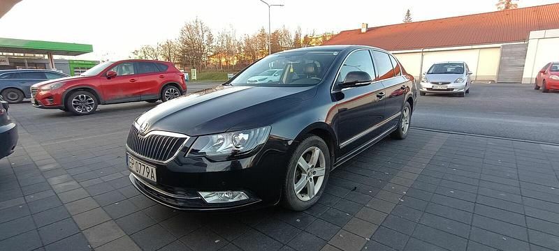 Czarny Używany 2015 Skoda Superb Sedan/Limuzyna | 33 000 zł - Obraz 1/4