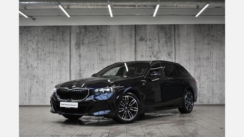 Czarny carbon m metalizowany Używany 2025 BMW 520 Comfort Edition Kombi | 244 800 zł (Drogi) - Obraz 1/3