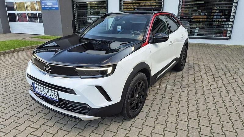Biały Używany 2023 Opel Mokka GS Line SUV | 79 900 zł (Uczciwa cena) - Obraz 1/4