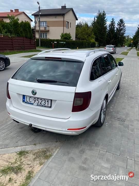 Biały Używany 2011 Skoda Superb Kombi | 30 000 zł (Uczciwa cena) - Obraz 1/4