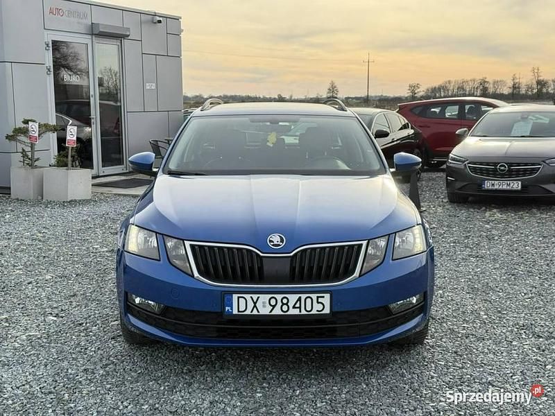 Niebieski Używany 2018 Skoda Octavia Ambition Kombi | 44 900 zł (Uczciwa cena) - Obraz 1/4