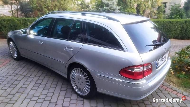 Srebrny Używany 2004 Mercedes E500 Avantgarde Kombi | 48 000 zł - Obraz 1/4