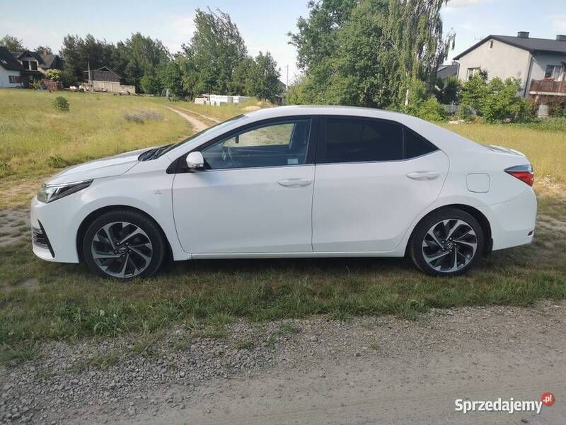 Używany Toyota Corolla Premium 132 KM (97 kW) 2017 Biały Sedan/Limuzyna