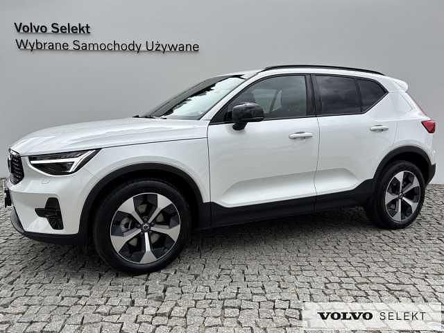 Biały Używany 2025 Volvo XC40 SUV | 174 900 zł (Uczciwa cena) - Obraz 1/3