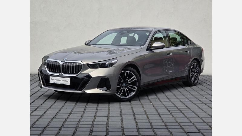 Szary oxide metalizowany Używany 2024 BMW 520 Shadowline Sedan/Limuzyna | 234 900 zł (Super Cena) - Obraz 1/3