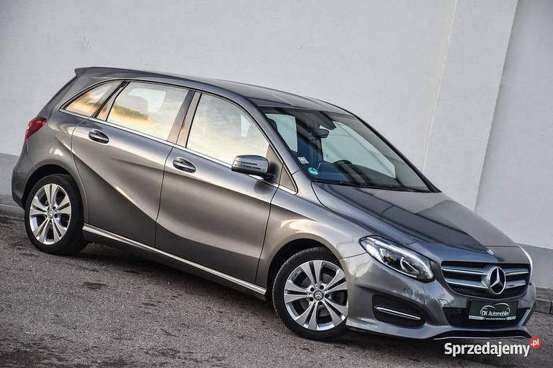 Używany Mercedes A180 Edition 2016 Beżowy Minivan