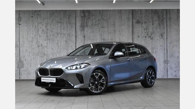 Szary skyscraper metalizowany Używany 2025 BMW 118 Shadowline Hatchback | 154 800 zł - Obraz 1/3