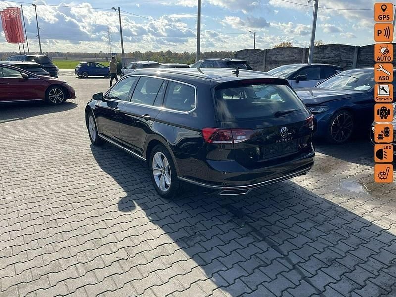 Czarny (metalik) Używany 2023 VW Passat Kombi | 49 900 zł - Obraz 1/4