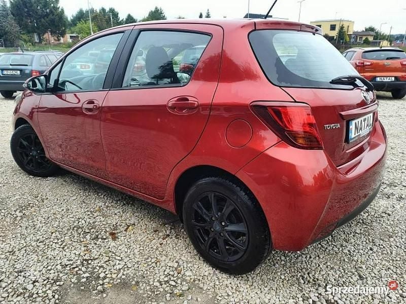 Używany Toyota Yaris 70 KM (51 kW) 2015 Bordowy Hatchback