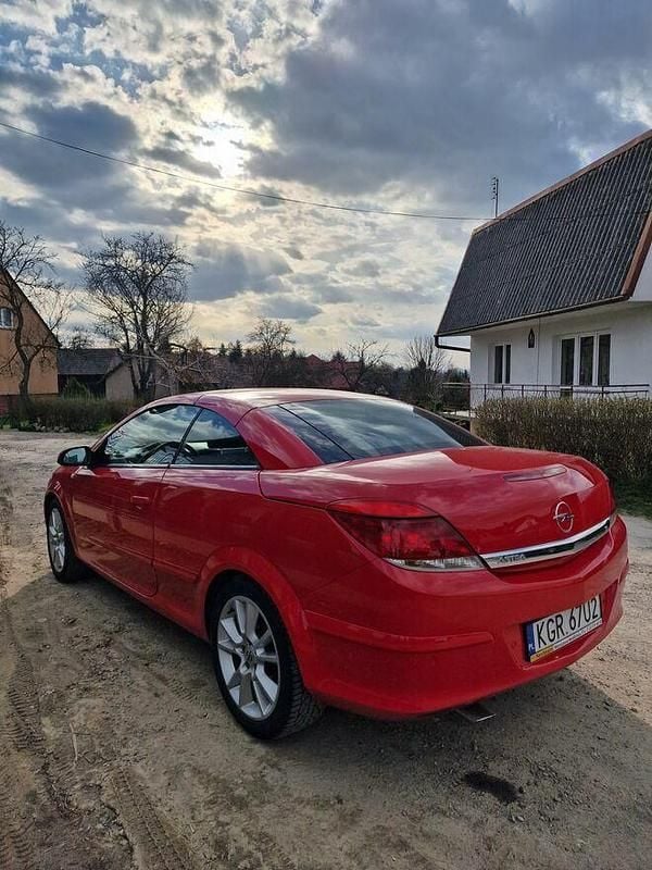 Używany Opel Astra Cabriolet 140 KM (102 kW) 2007 Czerwony Kabriolet